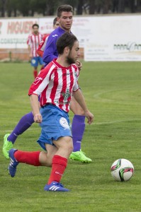 Oli conduce ante un jugador del Cristo Diego Rayaces