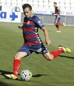 Pitu se perfila para golepar el balón. || Foto: Llagostera