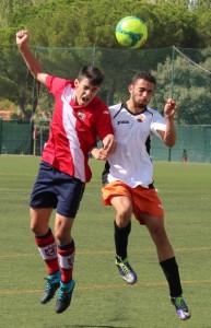 Un jugador del Simancas y otro del Parquesol pugnan por un balón aéreo Foto: Víctor Álvarez