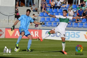 Leo Franco controla un balón ante un jugador del Elche