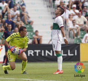 Esteban ataja un balón ante Sergio León, del Elche