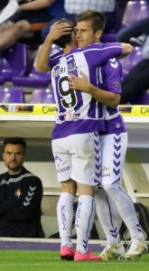 Rodri abraza a Diego Rubio, ante la mirada de Albés Foto: Real Valladolid