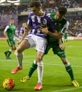 Villar protege el balón ante un jugador del Leganés Real Valladolid