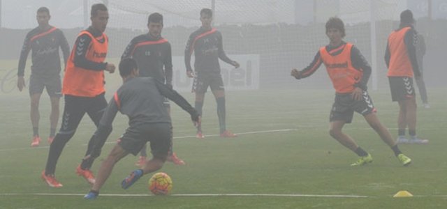 Entrenamiento del Real Valladolid bajo la niebla