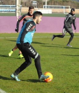 Arroyo conduce el balón ante Diego Rubio y Mojica || Foto: Sergio Sanz
