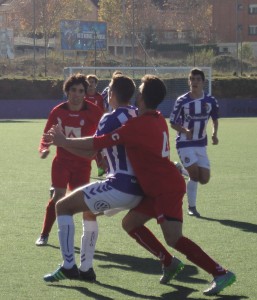 Costa intenta ganar la posición a Raúl Foto: Sergio Sanz