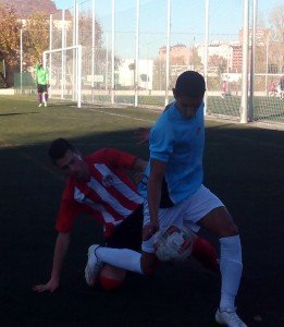 Segundo pleno de derrotas consecutivo en Liga Nacional 1 Mehdi, del Arces, protege el balón Foto: Sergio Sanz
