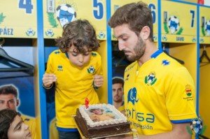 El Alcorcón sorprendió a Joel, un pequeño aficionado de nueve años, organizando su fiesta de cumpleaños. En la imagen, el niño, junto a José Campaña, jugador alfarero.