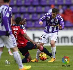 Tiba, bien defendido por Osasuna durante todo el partido