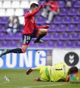 Kepa atrapa el balón ante Berenguer