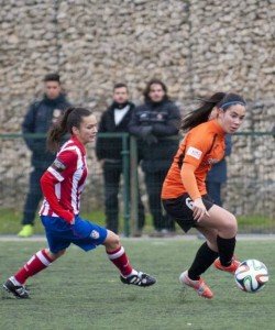 Ainoa Campo, con el balón, durante su etapa en el Parquesol, en un partido contra el Atleti B Foto: Pablo Alonso
