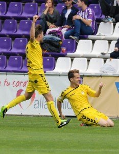 Susaeta celebra el gol en Zorrilla, ante la presencia de Jon Erice || Foto: Real Valladolid