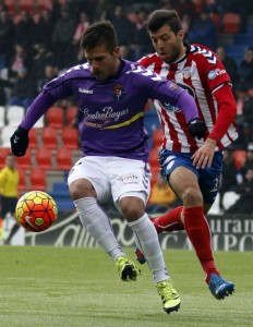 Diego Rubio intenta controlar un balón en Lugo || Foto: LFP