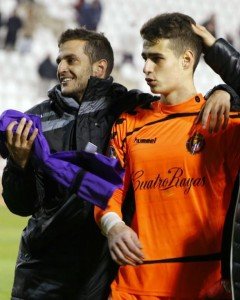 Villar abraza a Kepa tras el partido en Albacete Foto: LFP