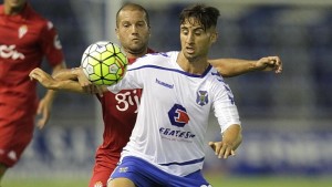 Omar Perdomo controla el balón ante Lora en un amistoso de pretemporada || Foto: Marca