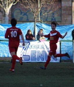 La UD Sur empató un partido en el que mereció más 1 Maxi celebra el gol con Emi || Foto: Víctor Álvarez
