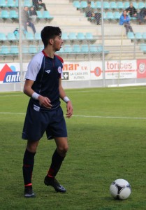 Juan conduce el balón Foto: Víctor Álvarez