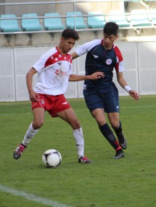 Achraf, con el balón, ante Silva Foto: Víctor Álvarez