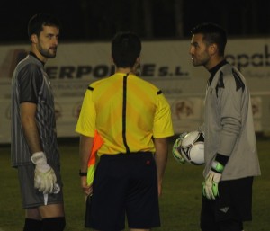 Pablo Carmona y Marcos, con el árbitro Foto: Rosa M. Martín