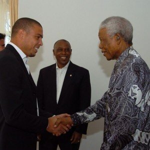 La importancia de la responsabilidad social en el fútbol 2 Ronaldo, con Nelson Mandela || Foto: O Globo