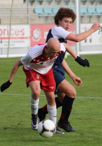 Víctor Mollejo protege el balón ante Rubén Foto: Víctor Álvarez