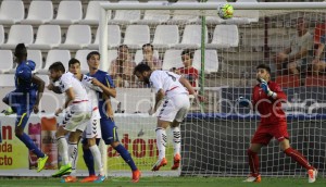 Juan Carlos Sánchez trata de atrapar el balón contra el Getafe en pretemporada || Foto: El Digital de Albacete