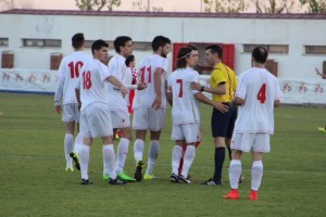 Los jugadores navarros piden la expulsión de Durántes Foto: Víctor Álvarez