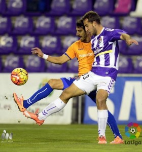 Ángel pugna por el balón