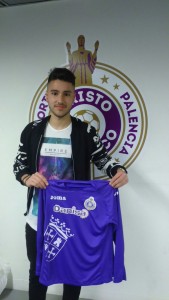 Pelayo posa con su nueva camiseta || Foto: Cristo Atlético