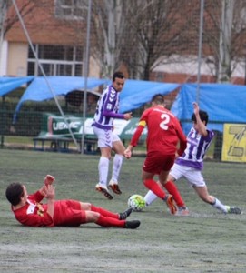 Cisneros intenta quitar el balón a Silva Foto: Víctor Álvarez