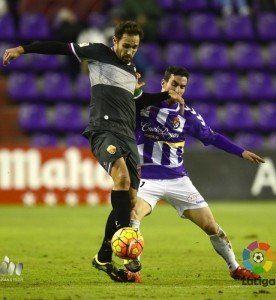 Alfaro pugna el balón con un jugador del Elche