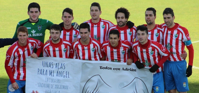 El Atlético Tordesillas  posa con una pancarta a favor de Ángel || Foto: Víctor Álvarez