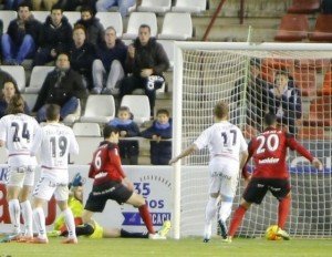 La Ponferradina se lleva 'la Décima' 2 Ortiz remata a gol || Foto: LFP