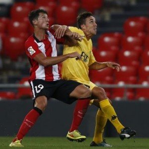 Vesga pelea por un balón || Foto: Marca