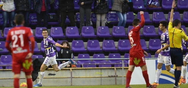 Villar festeja el gol anulado por Vázquez Figueroa