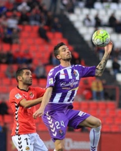 Rennella intenta bajar un balón || Foto: LFP