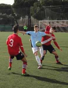 Carlitos protege el balón ante Tabarés y Riki || Foto: Sergio Sanz