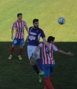 Tomás pugna un balón en un partido anterior Foto: Sergio Sanz