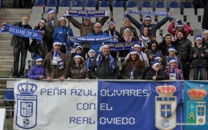 Los integrantes de la Peña Azul Olivares. tras la victoria contra el Almería en el Tartiere ||Foto: Fútbol Asturiano