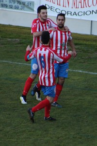 Marcos y Viti celebran el gol con Rubo Foto: Víctor Álvarez