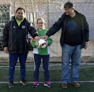 Isi, director deportivo del CD Victoria, Irene, futura jugadora del club, y Santos || Foto: Alba Oliveros