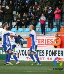 Seoane y Basha celebran el gol de la Ponfe