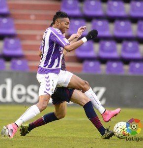 Mojica pelea un balón