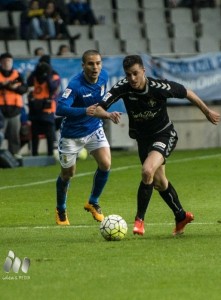 Villar, con el balón, ante Peña