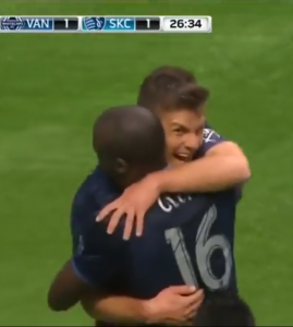 Diego Rubio celebra el gol con Olum