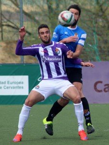 Higinio pelea un balón Foto: Rosa M. Martín
