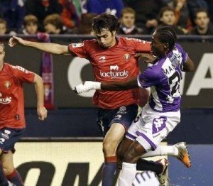 Manucho pelea un balón en el Sadar || Foto: Marca