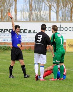 El Atlético Tordesillas 'Ruboriza' al Almazán 1 El árbitro expulsa a Javi Foto: Diego Rayaces