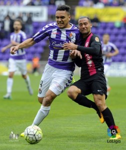 Quique y Marcelo Silvan pugnan por el balón