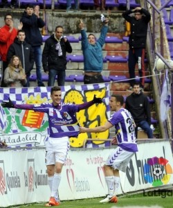 Villar celebra su gol contra el Almería junto a Tiba